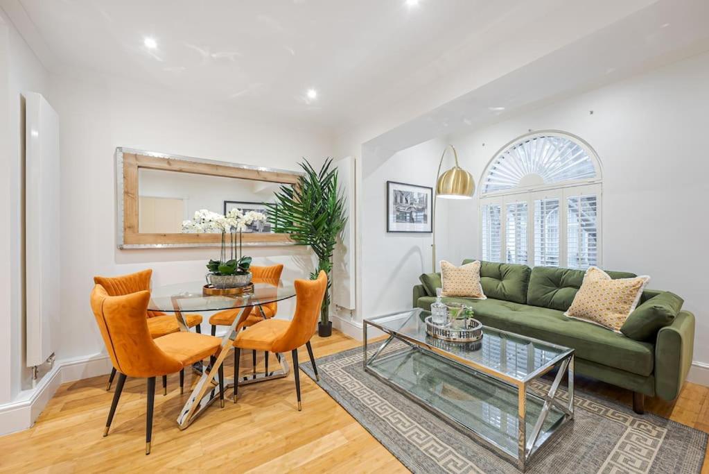 Modern 2Bd Hideaway In Belgravia With Private Patio 10 Mins Walk To Harrods ロンドン エクステリア 写真