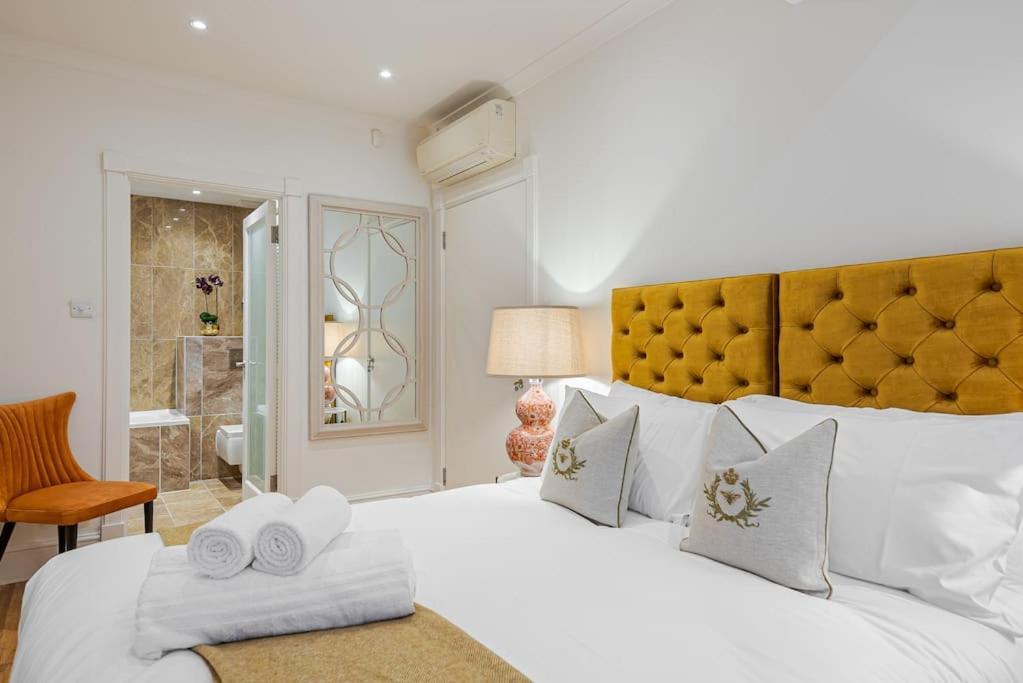 Modern 2Bd Hideaway In Belgravia With Private Patio 10 Mins Walk To Harrods ロンドン エクステリア 写真