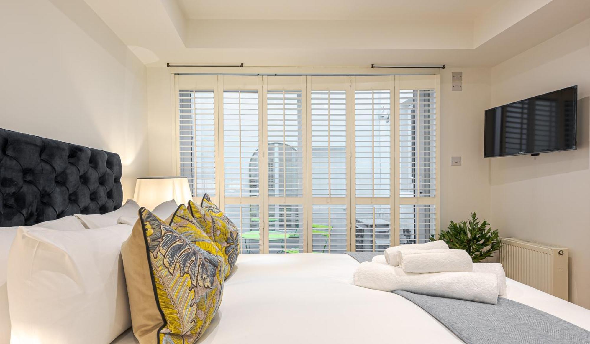 Modern 2Bd Hideaway In Belgravia With Private Patio 10 Mins Walk To Harrods ロンドン エクステリア 写真
